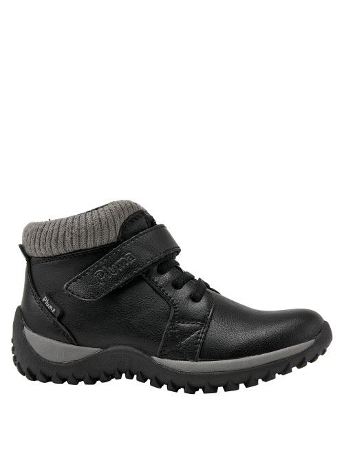 Moderno botín colegial negro para niño, diseñado para combinar con mezclilla o joggers en un entorno urbano.