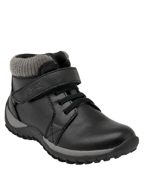 Moderno botín colegial negro para niño, diseñado para combinar con mezclilla o joggers en un entorno urbano.