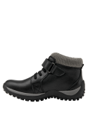 Calzado escolar negro para niño con cierre de cordones y velcro, perfecto para actividades al aire libre.