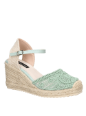Calzado casual femenino verde con bordados y plataforma de fibra natural, ideal para un paseo veraniego.