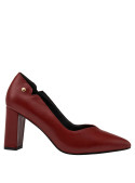 Elegante zapato rojo de cuero para mujer, perfecto para eventos formales, con escote en V y tacón cómodo.