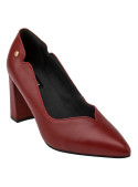 Zapato casual de cuero rojo para mujer, con diseño sofisticado y detalle de broche discreto.