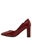 Zapato de cuero rojo para mujer, estilo minimalista, con broche decorativo lateral y líneas limpias.