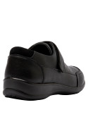 Zapato casual negro de cuero para mujer, práctico y cómodo, con perforaciones y cierre de velcro ajustable.