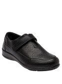 Zapato negro de cuero para mujer, estilo casual, con cierre de velcro y perforaciones para ventilación y comodidad.