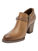 Zapato camel de cuero para mujer, con tacón medio y detalles rockeros, perfecto para un look urbano y elegante.