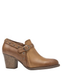 Zapato de cuero camel para mujer con tacón medio grueso y detalles metálicos, perfecto para salidas urbanas y semi-formales.