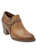 Zapato camel de cuero para mujer con tachas metálicas y broche decorativo, ideal para un estilo casual-chic y elegante.