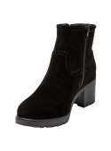 Chic botín negro de cuero gamuzado para mujer, con hebilla decorativa, ideal para un look casual y atemporal.