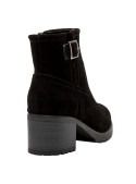 Botín casual de cuero gamuzado negro para mujer, con detalle de hebilla y tira de cuero, diseño sofisticado y moderno.