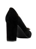 Zapato negro de cuero gamuzado, diseño atemporal con broche decorativo, perfecto para ocasiones formales y eventos sociales.