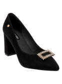Elegante zapato de cuero gamuzado negro, con broche cuadrado brillante, perfecto para combinar con vestidos o trajes.