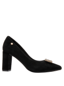 Zapato negro de gamuza para mujer, diseño clásico, tacón medio ancho, ideal para eventos formales y uso profesional.