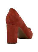 Zapato clásico de cuero gamuzado rojo para mujer, con detalles brillantes, ideal para cenas elegantes y eventos sociales.