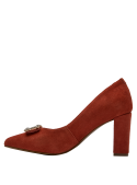 Zapato de mujer en cuero rojo gamuzado, con tacón medio y broche decorativo, combina con vestidos formales y jeans.