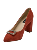 Calzado casual rojo de cuero gamuzado para mujer, con detalles sofisticados, adecuado para un entorno profesional.