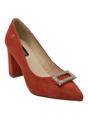 Elegante zapato rojo de mujer en cuero gamuzado, con broche cuadrado brillante, perfecto para un look refinado.