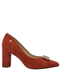 Zapato rojo de cuero gamuzado para mujer con diseño clásico y tacón ancho medio, ideal para eventos formales y reuniones.