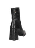 Botín de cuero negro con taco bloque y acabado reptil, ofrece estabilidad y comodidad en un estilo atrevido.