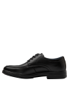 Detalle del cuero negro en zapato Derby de hombre.