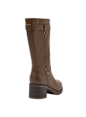 Bota ecuestre de cuero café, diseño clásico y elegante, suela robusta para tracción en moda chic.