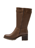 Calzado casual de cuero café, ideal para moda urbana, con tacón medio grueso y detalle sofisticado de hebillas.