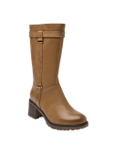 Bota camel de cuero para mujer, adecuada para invierno, con diseño elegante y detalles modernos en hebillas metálicas.