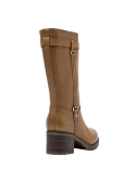 Bota camel de cuero para mujer, diseño clásico y sofisticado, ideal para moda urbana y combinaciones versátiles.