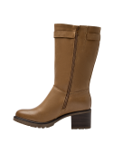 Elegante bota casual de cuero camel para mujer, con tacón medio grueso y suela robusta para mayor tracción.