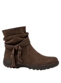 Elegante botín café de cuero gamuzado para mujer, con correas y borlas, perfecto para atuendos informales.