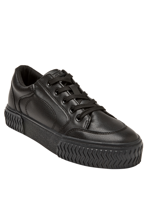 Zapatilla negra de niño con suela gruesa y robusta, ideal para un estilo casual y urbano diario.