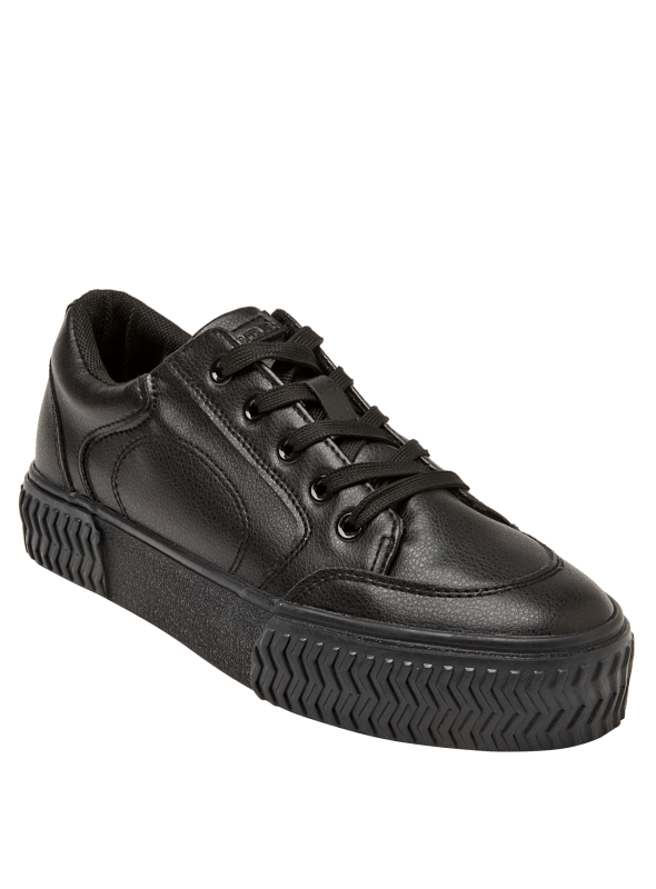Zapatilla negra de niño con suela gruesa y robusta, ideal para un estilo casual y urbano diario.