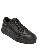 Zapatilla negra de niño con suela gruesa y robusta, ideal para un estilo casual y urbano diario.