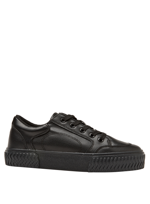 Zapatilla negra de niño con suela gruesa y robusta, ideal para un estilo casual y urbano diario.