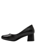 Zapato casual de cuero negro para mujer, diseño atemporal con líneas simples y sofisticado adorno metálico lateral.