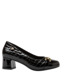 Zapato de charol negro para mujer con diseño elegante y sofisticado, hecho de cuero, con textura de piel de reptil.