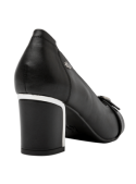 Zapato de cuero negro para mujer, estilo atemporal con tacón medio y detalles sofisticados, adecuado para ocasiones formales.