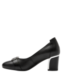 Zapato casual negro de cuero para mujer, sin cordones, con hebilla, ideal para trabajo y cenas elegantes.