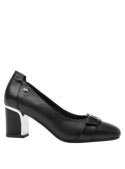 Zapato negro de cuero para mujer, estilo casual con tacón medio y hebilla metálica elegante.
