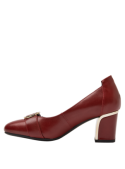 Zapato rojo de cuero para mujer con diseño sofisticado, perfecto para combinar con trajes sastre o vestidos formales.