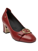 Zapato femenino en cuero rojo con empeine cerrado y hebilla metálica decorativa, perfecto para eventos elegantes.