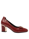 Zapato rojo de cuero para mujer con diseño clásico de tacón medio cuadrado, ideal para un estilo casual y formal.