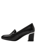 Mocasín negro de cuero para mujer, con talón cuadrado y detalle metálico, idóneo para un estilo elegante y cómodo.