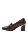 Elegante mocasín de cuero café para mujer, con diseño atemporal y cómodo, adecuado para reuniones y eventos formales.
