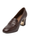 Zapato de cuero café para mujer, estilo casual, con talón ancho y tira superior, combina con outfits de oficina.