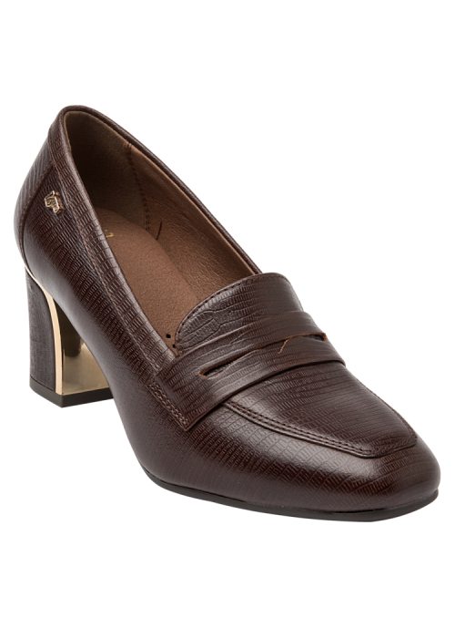 Diseño clásico de zapato mocasín en cuero café, con tira decorativa y detalle metálico, perfecto para ocasiones formales.