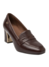 Diseño clásico de zapato mocasín en cuero café, con tira decorativa y detalle metálico, perfecto para ocasiones formales.