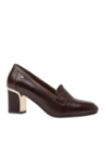 Zapato casual de cuero café para mujer, tipo mocasín, con punta redondeada y talón cuadrado, ideal para un look elegante.
