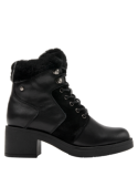 Botín negro de cuero para mujer con diseño robusto y estilo militar, ideal para un look casual urbano y clima frío.
