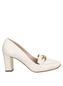 Calzado de cuero blanco para mujer, tacón ancho para estabilidad, con adorno de cadena que aporta distinción.